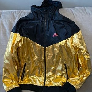Used nike mens light weight windbreaker in metallic gold. Men’s large
